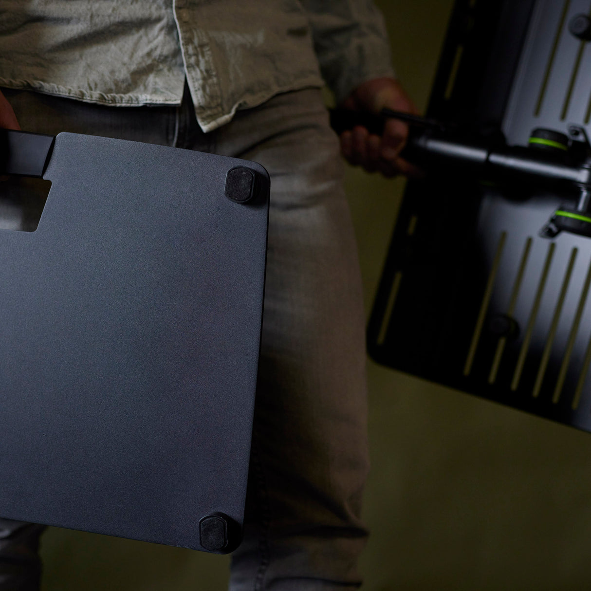 Gravity LTS T 02 B - Universelt laptopstativ med justerbare holdepinde og stålbase, sort