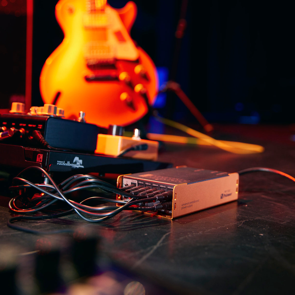Palmer PWT 12 IEC - Universal pedalboard power supply with USB