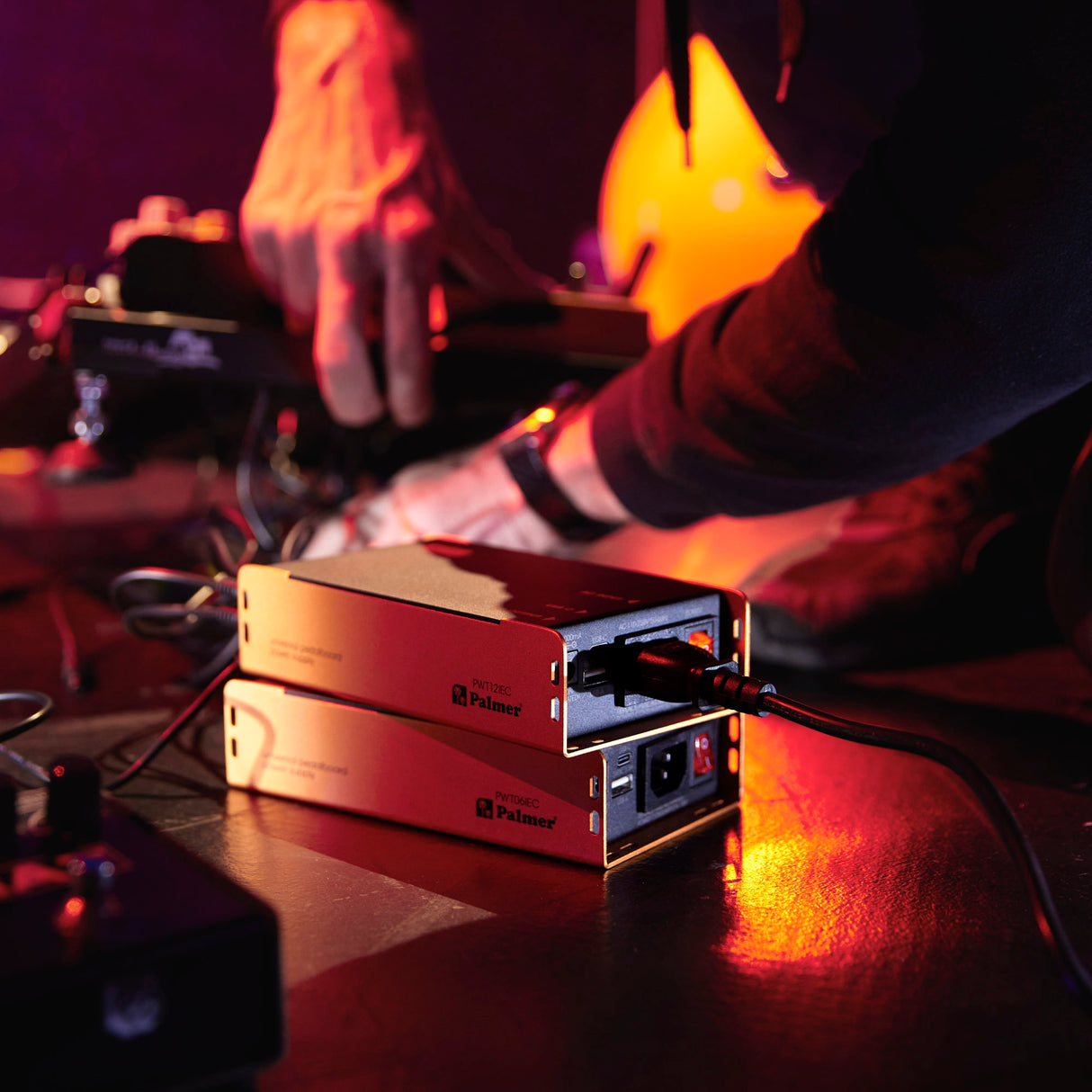 Palmer PWT 12 IEC - Universal pedalboard power supply with USB