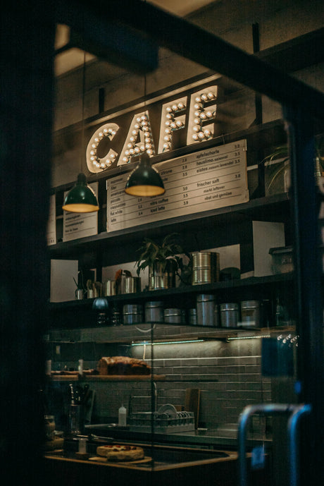 Loftshøjttalere eller væghøjttalere i café – hvad skal man vælge?