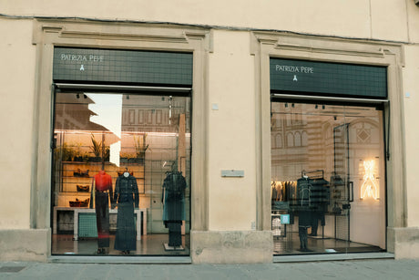 Loftshøjttalere vs væghøjttalere i butik – hvad signalerer dit brand?
