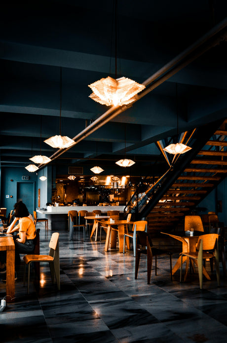 Lyd i café – komplet guide til højttalere, placering og den rigtige løsning