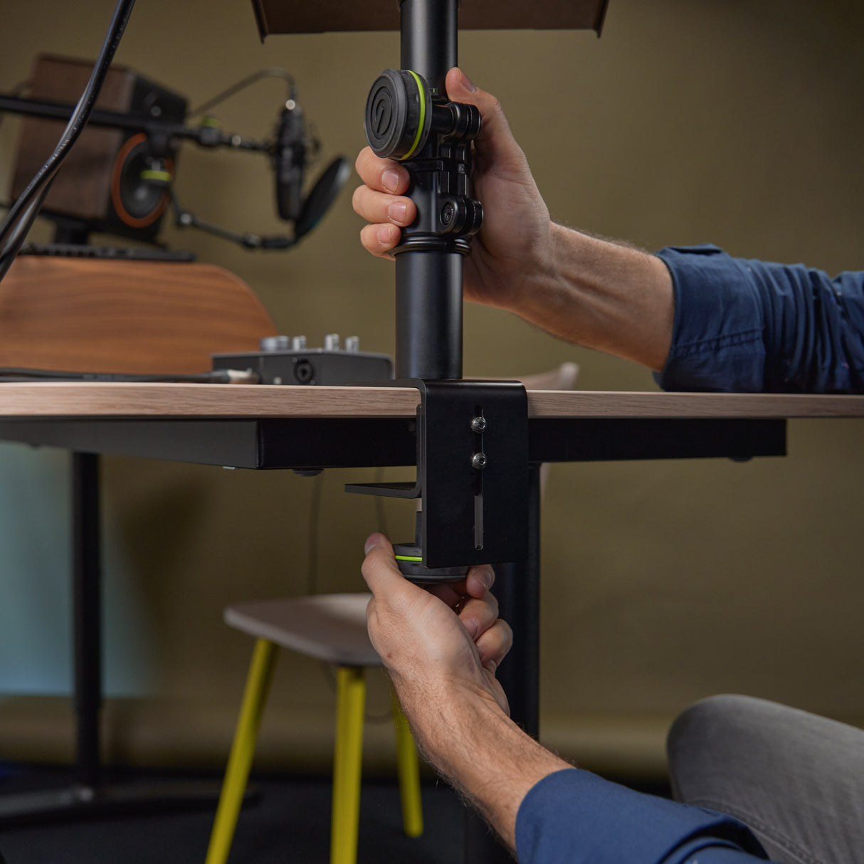 Gravity SP 3102 TM - Fleksibelt studie-monitorstativ med bordklemme
