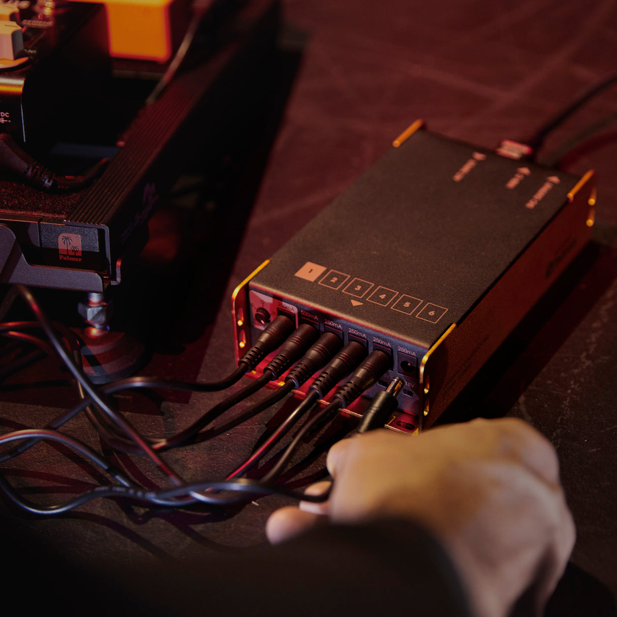Palmer PWT 06 IEC - Universal pedalboard power supply with USB